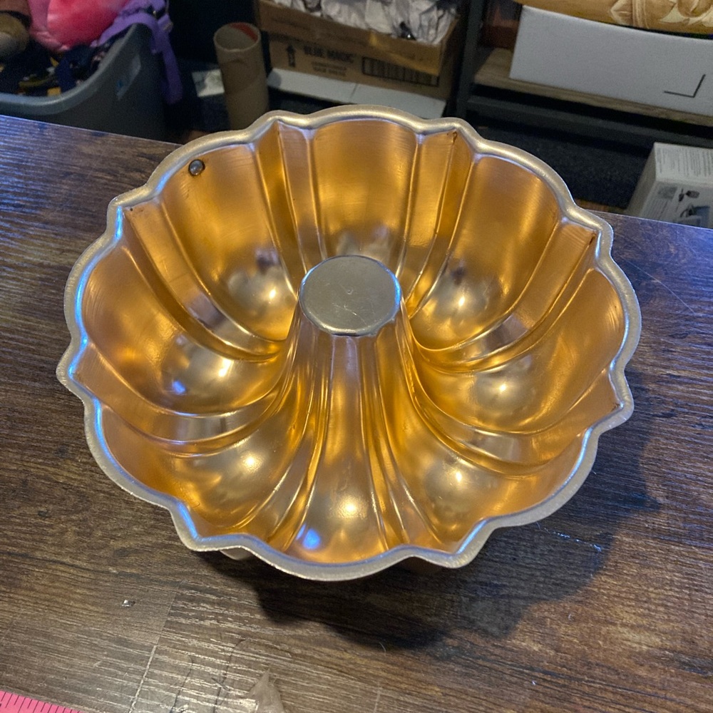 Vintage copper colored Bundt/jello mold